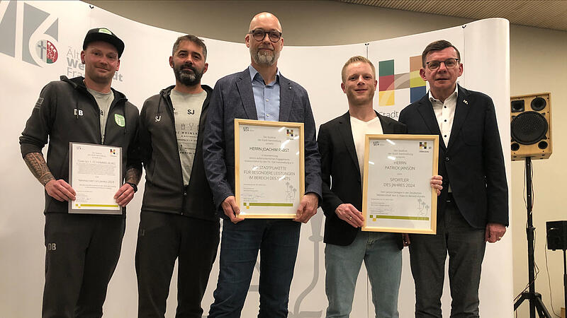 Preistr&auml;ger des Abends: Captain Daniel B&ouml;hm (SG Hammelburg/Fuchsstadt II, Links), Trainer Stas Jampolski (SG Hammelburg/Fuchsstadt II, links-mittig), Joachim Pabst (TV/DJK Hammelburg, Mitte), Patrick Janson (TV/DJK Hammelburg, rechts-mittig) und Erster B&uuml;rgermeister Armin Warmuth (CSU)