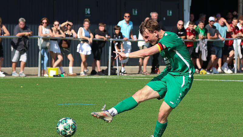 Lukas Schwalb In den bisherigen sieben Punktspielen des FC Stockheim drei Mal ins „Schwarze“ getroffen und sieben Tore vorbereitet. Bis sein Schlüsselbeinbruch ausgeheilt ist, wird er den „Bergleuten“ fehlen Lukas Schwalb In den bisherigen sieben Punktspielen des FC Stockheim drei Mal ins „Schwarze“ getroffen und sieben Tore vorbereitet. Bis sein Schlüsselbeinbruch ausgeheilt ist, wird er den „Bergleuten“ fehlen