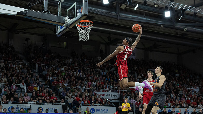 "I believe, ich can fly": Der Bamberger Forward Demarcus Demonia l&auml;sst es ordentlich krachen.