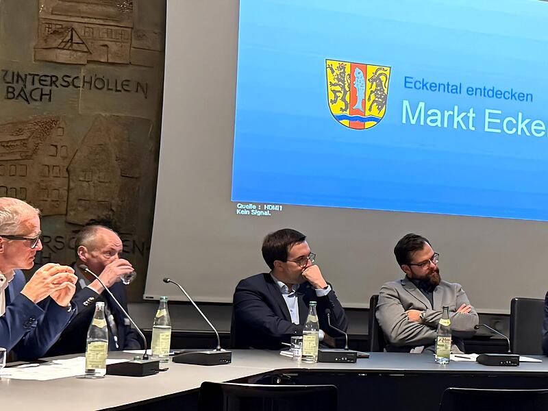 Experten aus Politik, Militär und der Kirche diskutieren in Eckental über die Wehrpflicht.