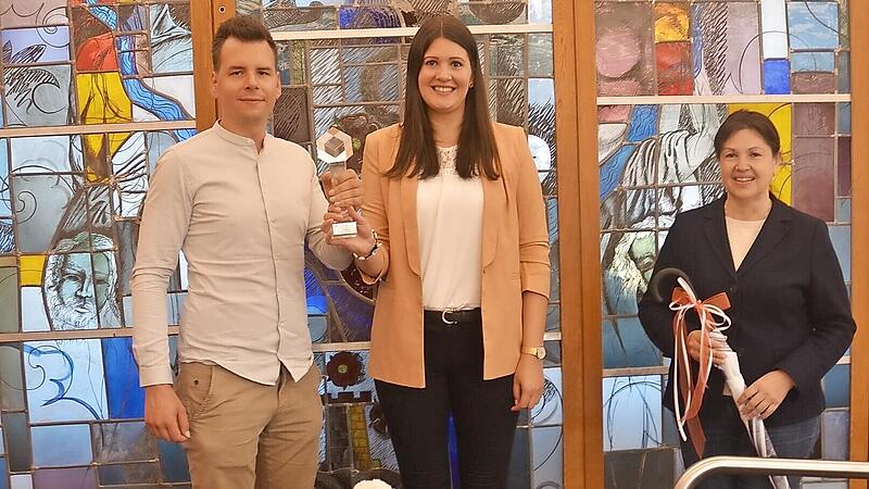 Mit „Contentbär“ wurden die Jungunternehmer aus Kronach zum weltweiten Wettbewerbssieger. Von links André Schäfer, Janin Auer und Bürgermeisterin Angela Hofmann, die den Existenzgründern gratulierte und viel Erfolg wünschte, der zur Stärkung des Wirtschaftsstandortes Kronach beitragen möge. Mit „Contentbär“ wurden die Jungunternehmer aus Kronach zum weltweiten Wettbewerbssieger. Von links André Schäfer, Janin Auer und Bürgermeisterin Angela Hofmann, die den Existenzgründern gratulierte und viel Erfolg wünschte, der zur Stärkung des Wirtschaftsstandortes Kronach beitragen möge.