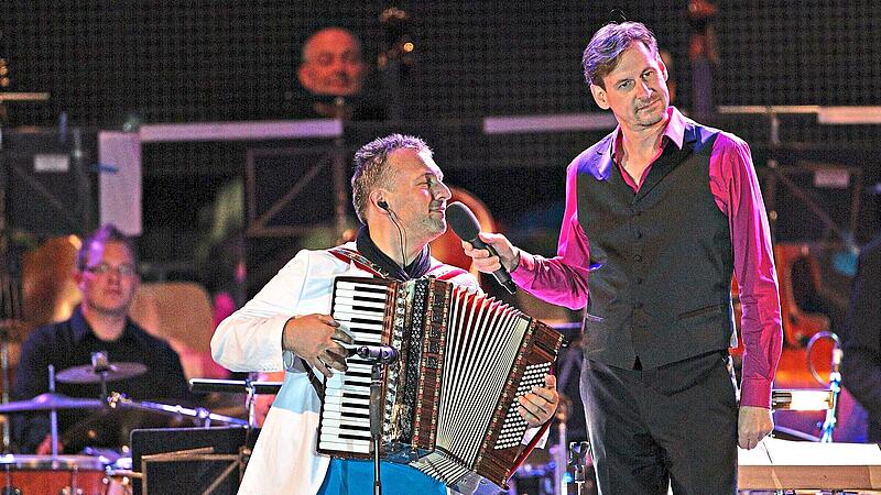 Klaus Pfreundner (links) und Eric Boggasch im musikalischen Zwiegespr&auml;ch &ndash; so war es bei der Erstauflage von &bdquo;Amadeus Rockt&ldquo; 2006.Hofer Symphoniker