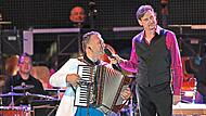 Klaus Pfreundner (links) und Eric Boggasch im musikalischen Zwiegespr&auml;ch &ndash; so war es bei der Erstauflage von &bdquo;Amadeus Rockt&ldquo; 2006.Hofer Symphoniker
