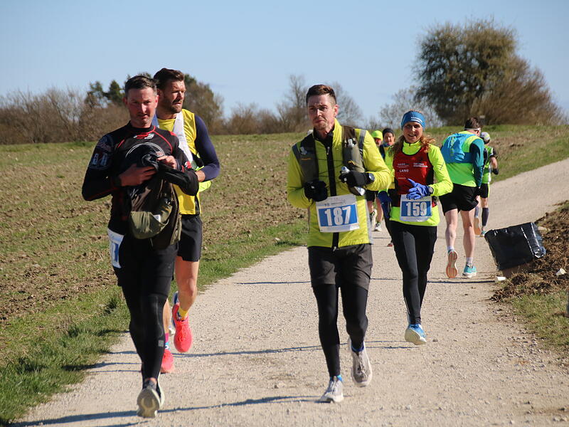 Strahlender Sonnenschein, aber nur niedrige Plusgrade erwartete die L&auml;ufer beim 19. Obermain-Marathon rund um Bad Staffelstein. Die Marathon-Strecke f&uuml;hrte wieder an den beiden Wahrzeichen der Kurstadt, dem Kloster Banz und der Basilika Vierzehnheiligen vorbei.