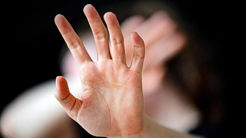 Das Gericht sah es als erwiesen an, dass der Angeklagte seine Freundin mehrfach verpr&uuml;gelt hat.