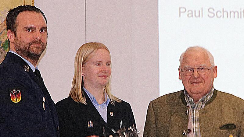 50 Jahre Mitglied im Feuerwehrverein ist Paul Schmitt (rechts). Vorsitzender Daniel Röhlinger und Stellvertreterin Katharina Daum überreichten einen Ehrenteller.