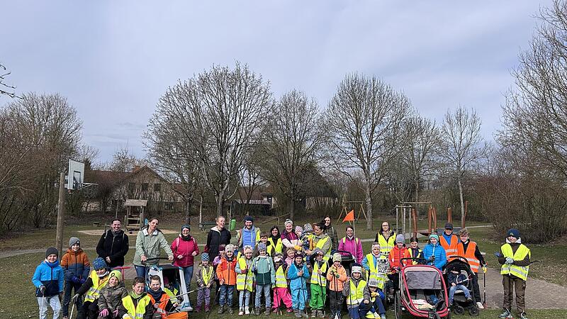 Die großen und vor allem kleinen Helfer und Helferinnen beim Start zur Müllsammelaktion .
