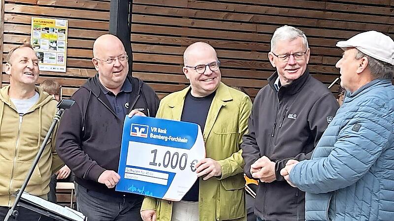 Bei der Scheckübergabe (v. l.) Jürgen Christa, Peter Muhr, Matthias Deuber, Wolfgang Möhrlein und Georg Lunz. Bei der Scheckübergabe (v. l.) Jürgen Christa, Peter Muhr, Matthias Deuber, Wolfgang Möhrlein und Georg Lunz.