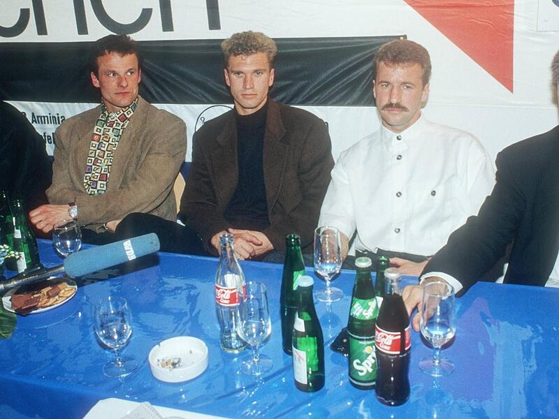 Bielefelds Manager Rüdiger Lamm (rechts) präsentiert 1994 die vier Bundesliga-Stars Fritz Walter, Thomas von Heesen, Armin Eck und Jörg Bode (weiter nach links). Bielefelds Manager Rüdiger Lamm (rechts) präsentiert 1994 die vier Bundesliga-Stars Fritz Walter, Thomas von Heesen, Armin Eck und Jörg Bode (weiter nach links).