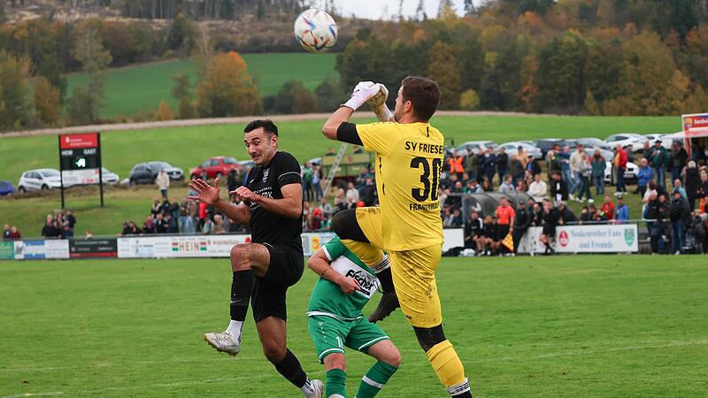 Friesens Torwart J&ouml;rg Sesselmann kl&auml;rt per Faustabwehr.