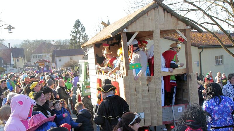 Tausende Menschen kamen zur Altweibermühle nach Reckendorf. Die Straßen waren schon 90 Minuten vor Beginn des Gaudiwurm überfüllt.