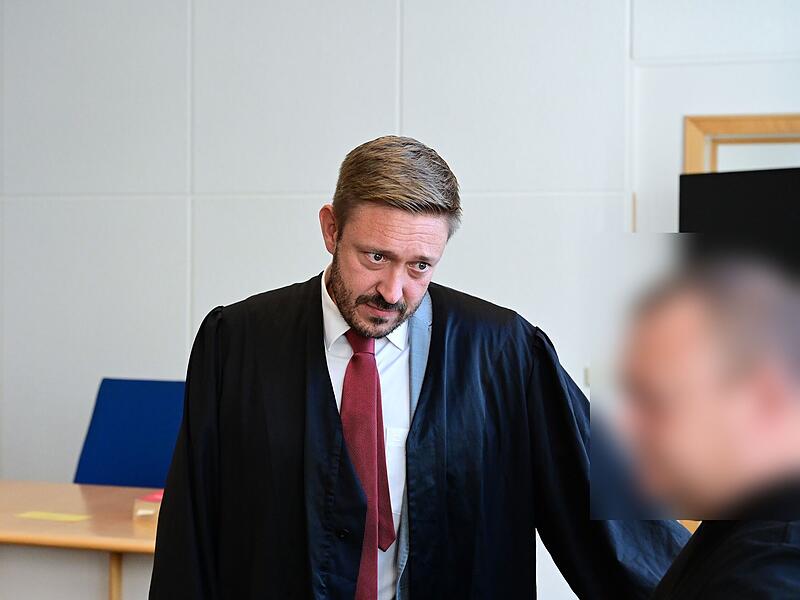 Rechtsanwalt Maximilian Glabasnia aus Bamberg und der Angeklagte in einer Sitzungsunterbrechung.