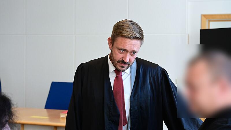 Amtsgericht Bamberg Geiselnahme Dönerspieße Tschetschenen Rechtsanwalt Maximilian Glabasnia aus Bamberg und der Angeklagte in einer Sitzungsunterbrechung.