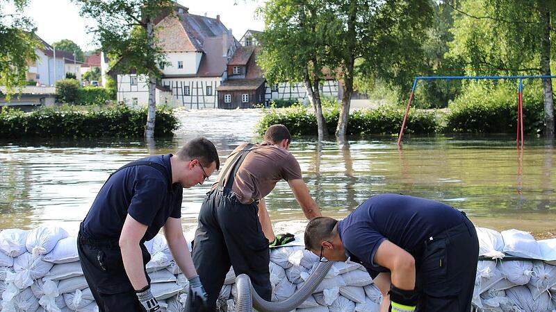 Am 10 Juli 2021 brauchte es in Hallerndorf viele Sands&auml;cke, um das Wasser zur&uuml;ckzuhalten.Forchheim & Fr&auml;nkische Schweiz