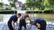 Am 10 Juli 2021 brauchte es in Hallerndorf viele Sandsäcke, um das Wasser zurückzuhalten.Forchheim & Fränkische Schweiz Am 10 Juli 2021 brauchte es in Hallerndorf viele Sandsäcke, um das Wasser zurückzuhalten.Forchheim & Fränkische Schweiz