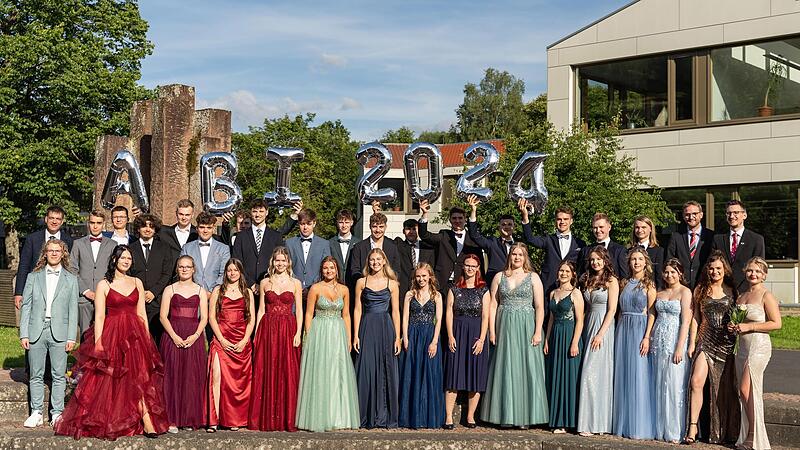 Der letzte G8-Jahrgang am Franz-Miltenberger-Gymnasium hat das Abitur abgelegt.