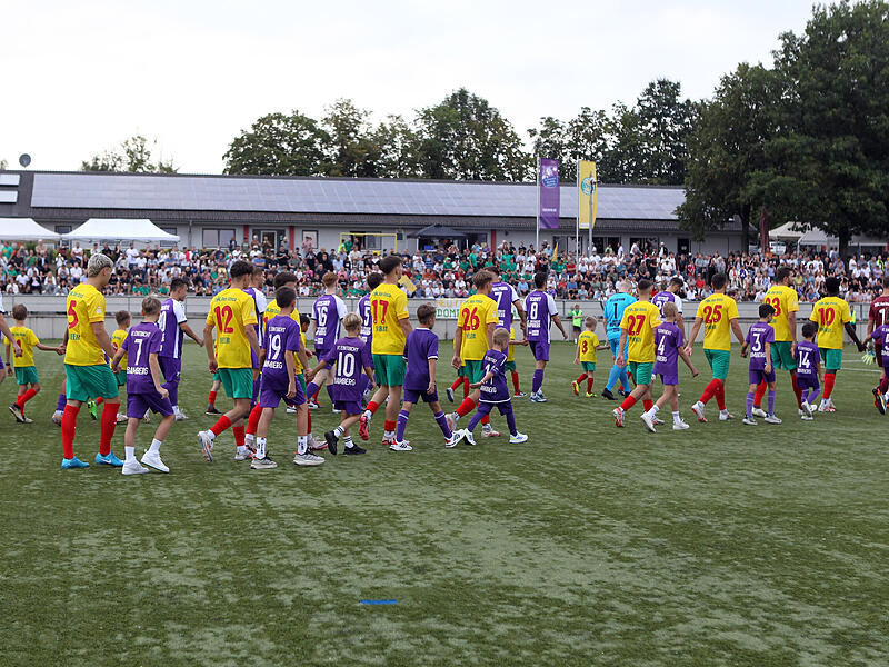 Stattlich angeflaggt war der Wildensorger Kunstrasen zum Pokalderby am Dienstag.