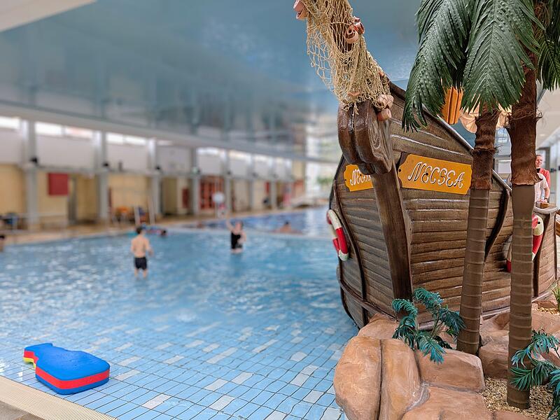 Neustadt bei Coburg: Piratenschiff im Hallenbad