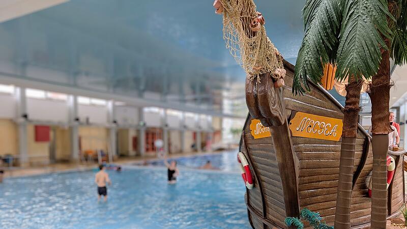 Neustadt bei Coburg: Piratenschiff im Hallenbad