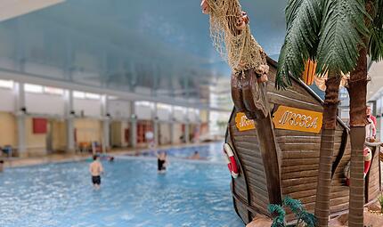 Neustadt bei Coburg: Piratenschiff im Hallenbad