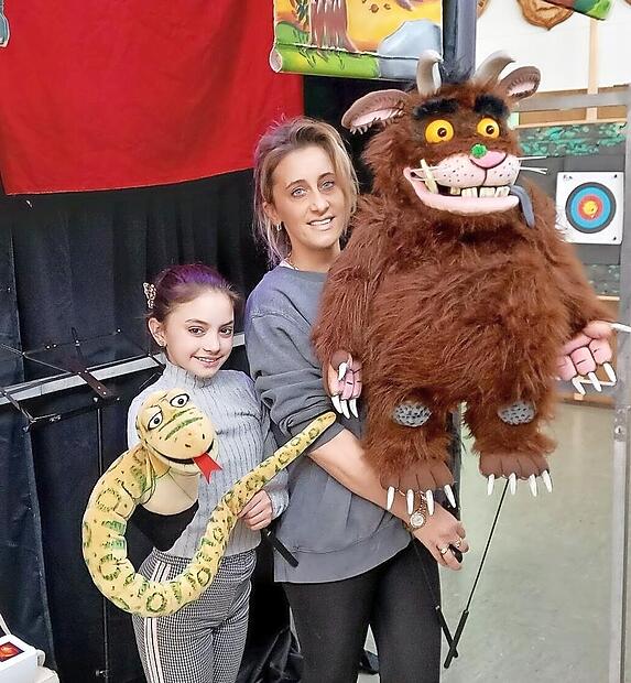 Die Puppenspielerinnen Joela und Lourdes Buch.