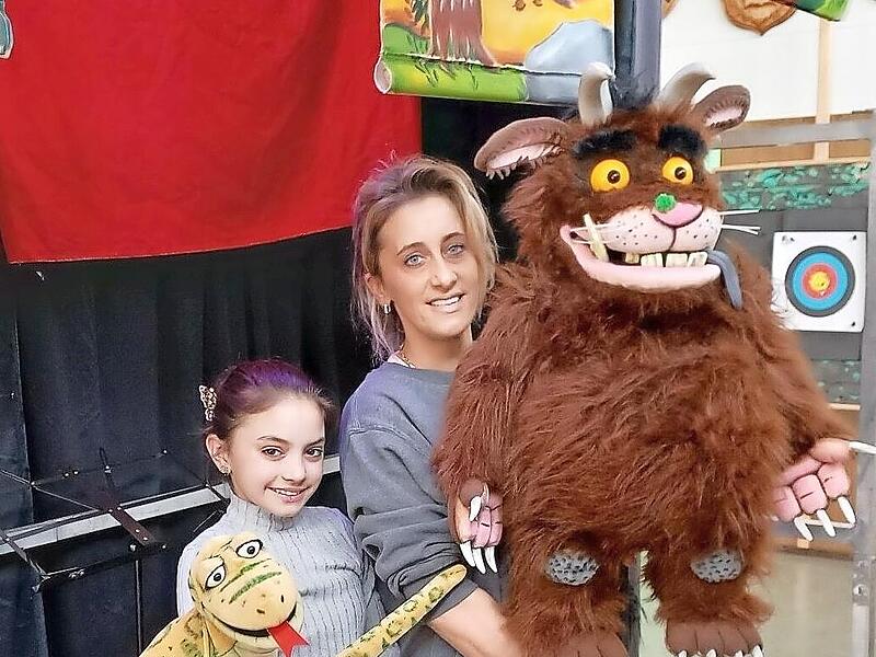 Die Puppenspielerinnen Joela und Lourdes Buch.