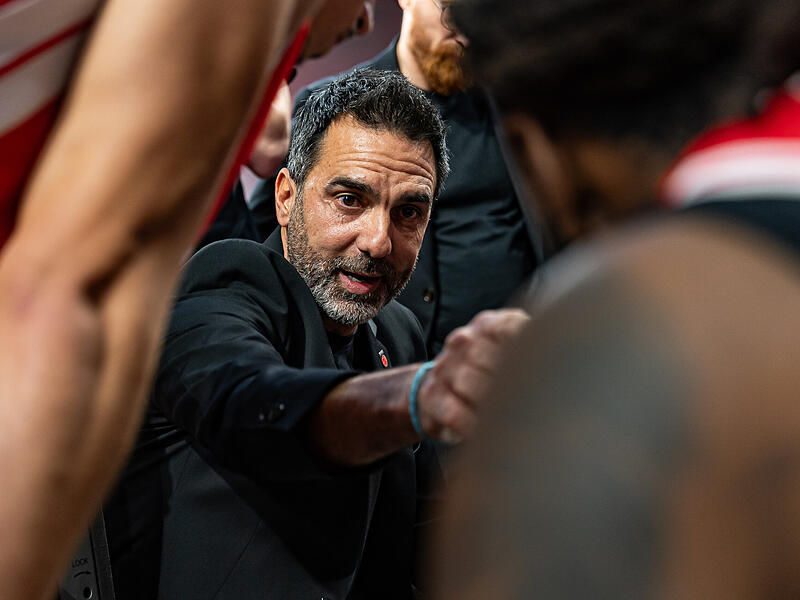 Baskets-Coach Jesus Ramirez w&auml;hrend einer Auszeit. Am Auftritt seiner Mannschaft gegen Ludwigsburg hatte der Katalane einiges zu kritisieren.