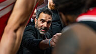 BMA365 Bamberg Baskets - ratiopharm Ulm Baskets-Coach Jesus Ramirez während einer Auszeit. Am Auftritt seiner Mannschaft gegen Ludwigsburg hatte der Katalane einiges zu kritisieren.
