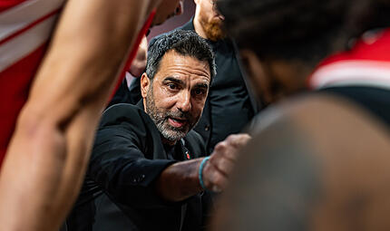 Baskets-Coach Jesus Ramirez w&auml;hrend einer Auszeit. Am Auftritt seiner Mannschaft gegen Ludwigsburg hatte der Katalane einiges zu kritisieren.