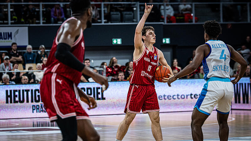 Adrian Petkovic (Nummer 15) sagt einen Spielzug an.