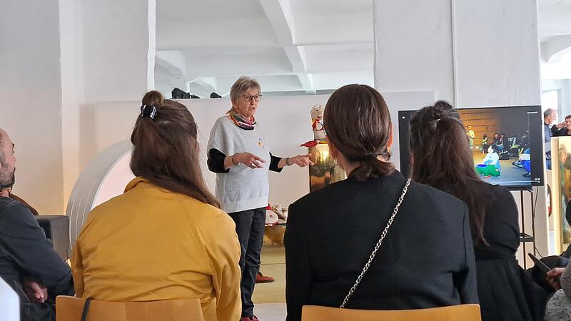 Spät bekam Renate Müller vom Weltruhm ab, als ihre Rupfentiere im Museum of Modern Art in New York gezeigt wurden. Verwurzelt ist die Spielzeugdesignerin jedoch, wie soll es anders sein, in Sonneberg. Spät bekam Renate Müller vom Weltruhm ab, als ihre Rupfentiere im Museum of Modern Art in New York gezeigt wurden. Verwurzelt ist die Spielzeugdesignerin jedoch, wie soll es anders sein, in Sonneberg.