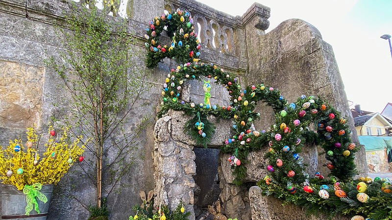 Der Osterbrunnen in Gößweinstein an der Wallfahrts Basilika