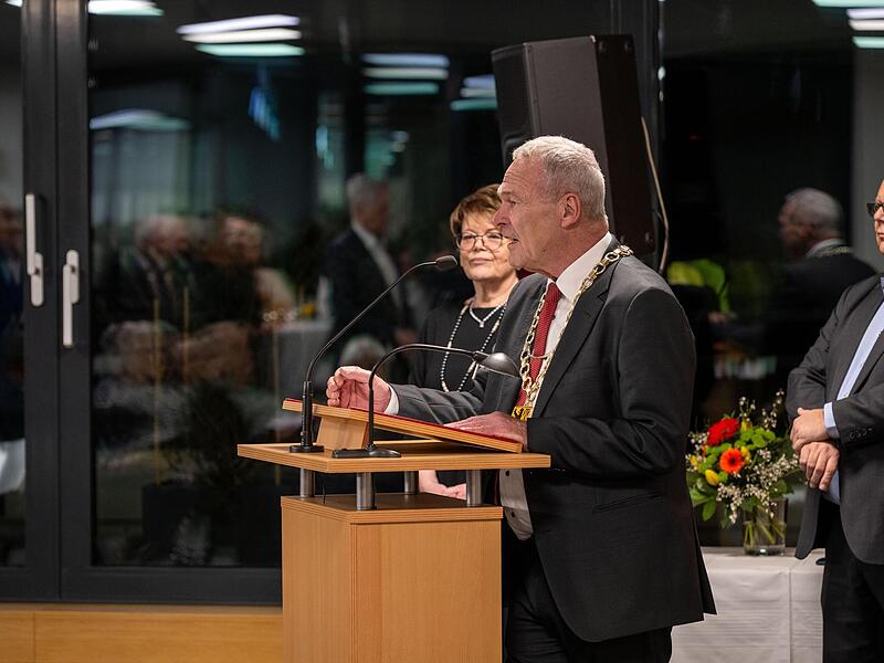 Zahlreiche Gäste spiegeln sich in den Fensterscheiben des Neustadter Rathauses, während Oberbürgermeister Frank Rebhan (SPD, Mitte) alle Anwesenden gemeinsam mit 3. Bürgermeisterin Elke Protzmann und 2. Bürgermeister Martin Stingl zum Stehepmfang ... Zahlreiche Gäste spiegeln sich in den Fensterscheiben des Neustadter Rathauses, während Oberbürgermeister Frank Rebhan (SPD, Mitte) alle Anwesenden gemeinsam mit 3. Bürgermeisterin Elke Protzmann und 2. Bürgermeister Martin Stingl zum Stehepmfang ...