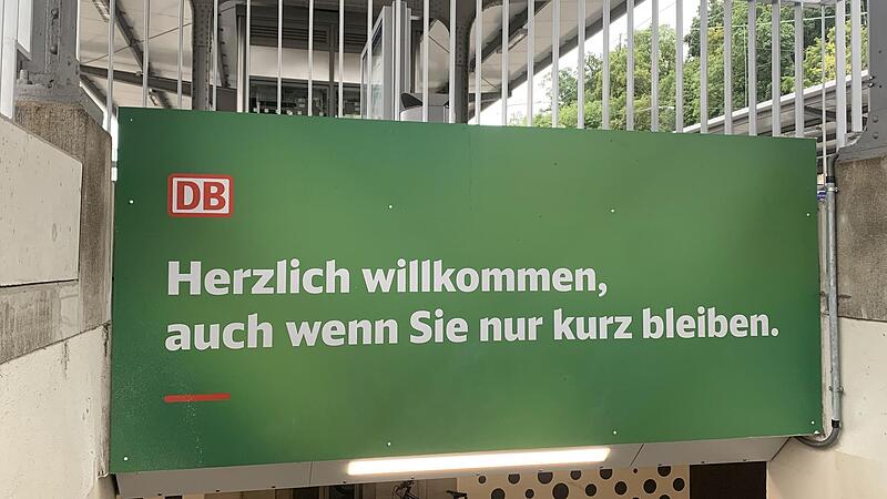 Willkommensschild am Bahnhof in Coburg: Ob die Deutsche Bahn wohl gar nicht damit rechnet, dass ein Reisender auch l&auml;nger bleiben k&ouml;nnte?