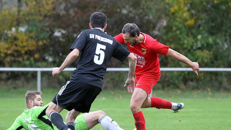Moritz Musik (in Rot) erzielte in dieser Szene den 1:1-Ausgleichstreffer für den FC Strullendorf, der durch den späteren 2:1-Sieg gegen den SV Frensdorf auch im achten Kreisliga-Spiel in Folge unbesiegt blieb. Moritz Musik (in Rot) erzielte in dieser Szene den 1:1-Ausgleichstreffer für den FC Strullendorf, der durch den späteren 2:1-Sieg gegen den SV Frensdorf auch im achten Kreisliga-Spiel in Folge unbesiegt blieb.