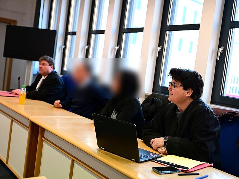 Die beiden Angeklagten mit ihren Verteidigern Stefan Jaeger aus Wiesbaden und Mareen Basler aus Bamberg