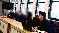 Die beiden Angeklagten mit ihren Verteidigern Stefan Jaeger aus Wiesbaden und Mareen Basler aus Bamberg