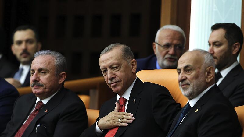 Recep Tayyip Erdogan (Mitte), Pr&auml;sident der T&uuml;rkei, bei der ersten Parlamentssitzung nach der Wahl.