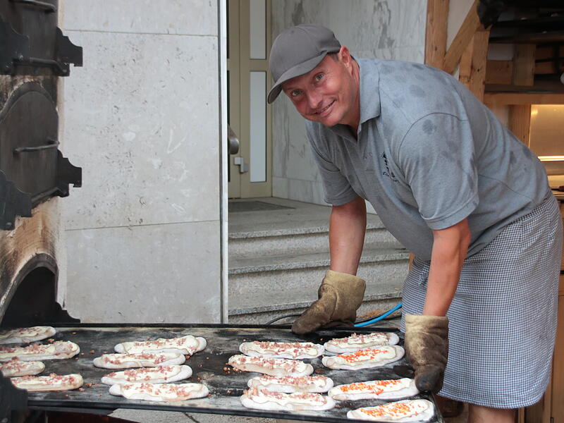 Trotz Regens gute Laune: ein Gastronom beim Rakoczy-Fest am SamstagRakoczy-Fest 2024: Samstag_2024