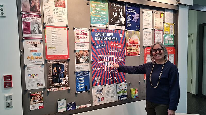 Doris Koschyk im Foyer der Stadtb&uuml;cherei Forchheim