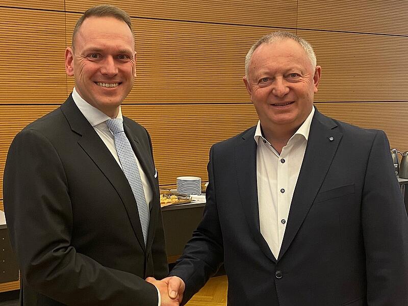 Mario G&ouml;tz (links) ist neuer Landrat im Kreis Bad Kissingen. Rechts: Landrat Thomas Bold.