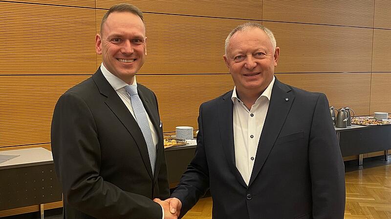 Mario G&ouml;tz (links) ist neuer Landrat im Kreis Bad Kissingen. Rechts: Landrat Thomas Bold.