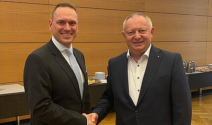 Mario Götz (links) ist neuer Landrat im Kreis Bad Kissingen. Rechts: Landrat Thomas Bold. Mario Götz (links) ist neuer Landrat im Kreis Bad Kissingen. Rechts: Landrat Thomas Bold.