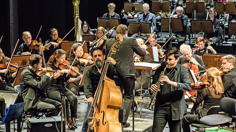 Unter der Leitung von Generalmusikdirektor Daniel Carter fand ein Weltmusikkonzert mit dem Philharmonischen Orchester und der Band Sistanagila statt.