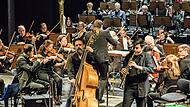 Unter der Leitung von Generalmusikdirektor Daniel Carter fand ein Weltmusikkonzert mit dem Philharmonischen Orchester und der Band Sistanagila statt. Unter der Leitung von Generalmusikdirektor Daniel Carter fand ein Weltmusikkonzert mit dem Philharmonischen Orchester und der Band Sistanagila statt.