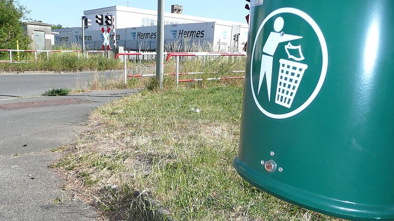 Hier sollten eigentlich die Zigarettenfilter rein, stattdessen werden sie unter dem Papierkorb auf den Boden geworfen.