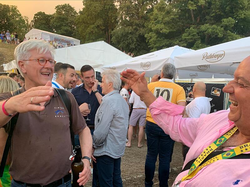 Landesbischof Heinrich Bedford-Strohm (links) wird von Samba-Chef Rolf Beyersdorf begrüßt.