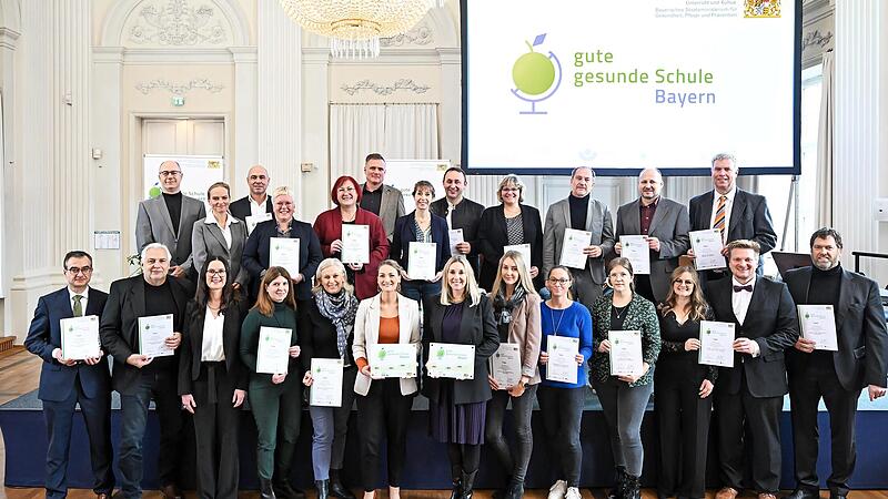Die Auszeichnungsveranstaltung fand mit der neuen Kultusministerin Anna Stolz und der neuen Gesundheitsministerin Judith Gerlach in der Residenz in München statt. Die Auszeichnungsveranstaltung fand mit der neuen Kultusministerin Anna Stolz und der neuen Gesundheitsministerin Judith Gerlach in der Residenz in München statt.