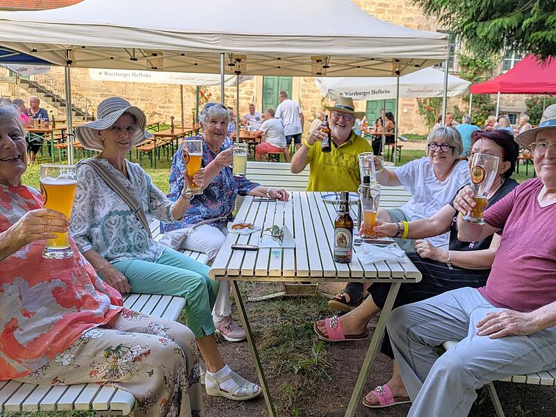 Auf dem Salinenfest lernt man sich schnell kennen wie diese Urlauber aus Aschaffenburg und Berlin.