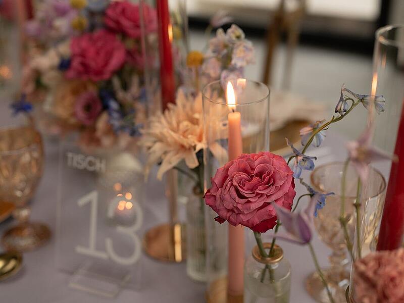Ein farbenfroheres Design einer Hochzeit.
